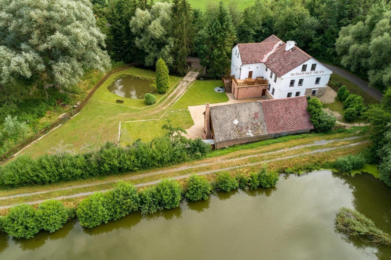 Hotel Buskovsky Mlyn 1580 Dolní Bousov Exterior foto